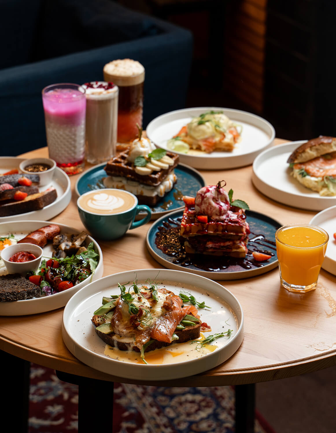 Bord med brunchretter og drikkevarer i café